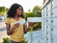 加拿大现在通过邮件发送工作和学习许可证