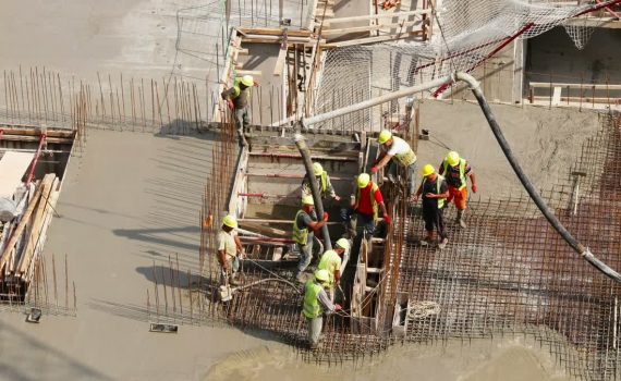 去加拿大做建筑工怎么样？工种、工资和要求（2026）